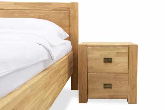 Dubová postel masiv Troja je vyrobena z kvalitního masivního dubu s tloušťkou 4 cm. Kvalitní lamelový rošt je v ceně.