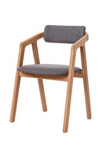 Dubová židle Aksel s tmavě šedým polstrováním je více než jen kus nábytku. Je to místo, kde budete trávit čas se svou rodinou a přáteli, ať už při ranní kávě nebo při večerním rozhovoru.