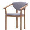 Dřevěné židle s područkami Alexis šedá látka. Tato vysoce kvalitní dubová židle vám nabídne maximální pohodlí a styl ve vaší domácnosti, restauraci nebo kavárně.