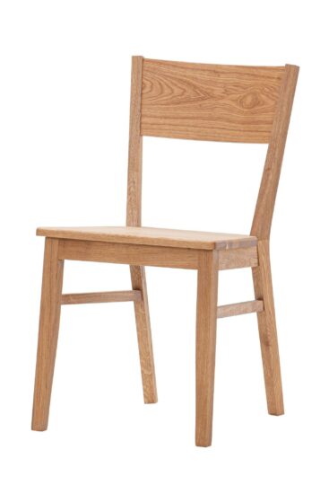 Jídelní židle dřevěná Mika je dokonalý příklad mistrovství a kvalitního řemesla v jednom, který dodá každému interiéru jedinečný charakter.