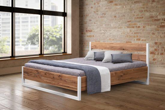Masivní postel z dubu Venecia 180x200 cm bílá v kombinaci masivní dub a kov bílá