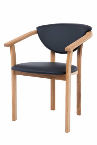 Dřevěná židle s područkami Alexis je to skvělý spojenec pro vaše pohodové posezení a skvělá volba pro ty, kteří hledají elegantní desDřevěná židle s područkami Alexis je to skvělý spojenec pro vaše pohodové posezení a skvělá volba pro ty, kteří hledají elegantní design, pohodlí a vysokou kvalitu.ign, pohodlí a vysokou kvalitu.