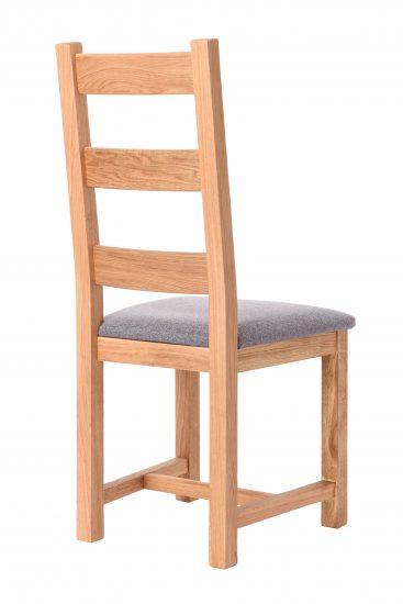 Dubová olejovaná a voskovaná židle Ladder Back šedá látka 4
