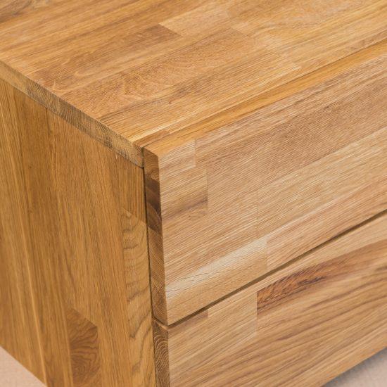  Úzký noční stolek Montana z dubu - přidejte k vaší ložnici špetku jednoduché elegance. Nejenže je tato položka nesmírně funkční, ale také přidává krásný estetický prvek do jakéhokoli prostoru.