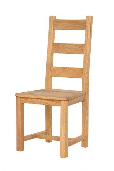 Dubová židle Ladder Back- objevte působivou krásu a nesrovnatelný komfort. Tento elegantní a robustní kousek je vyrobený z masivního dubu, který dodá vaší jídelně nebo kuchyni jedinečnou atmosféru přírodní elegance.