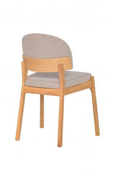 Polstrovaná židle béžová Pillar je symbolem nejen pohodlí, ale také kvality a eleganci. Připravte se na to, že se zamilujete do tohoto jedinečného kousku nábytku, který promění každý jídelní stůl v místo, kde budete chtít trávit co nejvíc času.