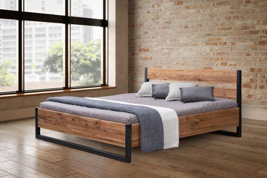 Masivní postel Venecia s kovovými nohy je více než jen nábytek. Je to investice do luxusního a pohodlného spánku, který si zasloužíte.