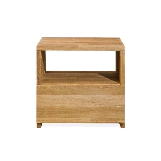 Dřevěný noční stolek Montana 2 jedokonalým pomocníkem pro vaše večerní a ranní rituály. S jeho elegantním designem a kvalitním provedením se stane nepostradatelnou součástí vašeho interiéru