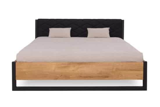 Manželská postel Modena v kombinaci masivního dubu a kovu je více než jen postel - je to zážitek.