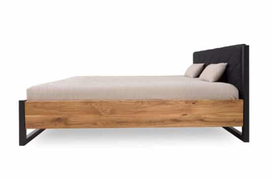 Manželská postel Modena v kombinaci masivního dubu a kovu je více než jen postel - je to zážitek.