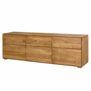 Jedinečný design masivní tv komody Kombo se vyznačuje krásnou přírodní strukturou, včetně suků dřeva, které dodají každému kousku jedinečný vzhled.