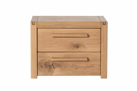 Dřevěný noční stolek Mishel  vyroben z kvalitního dubového masivu včetně zadní části, což mu poskytuje pevnost a stabilitu.