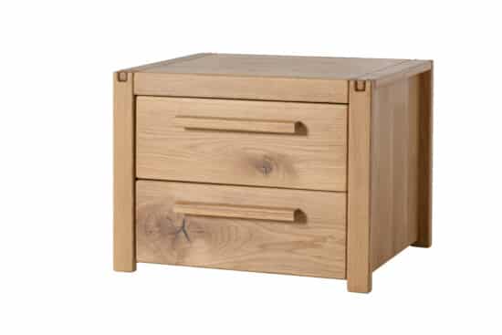Dřevěný noční stolek Mishel  vyroben z kvalitního dubového masivu včetně zadní části, což mu poskytuje pevnost a stabilitu.