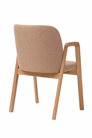 Dubová židle s područkami je ideální pro kancelářské prostory, jídelny, kavárny i restaurace, kde oceníte její praktičnost a styl.