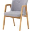 Dubová židle s područkami a šedým polstrováním je ideální pro kancelářské prostory, jídelny, kavárny i restaurace, kde oceníte její praktičnost a styl. Ergonomický tvar a měkké polstrování zajistí maximální komfort i při dlouhodobém sezení.