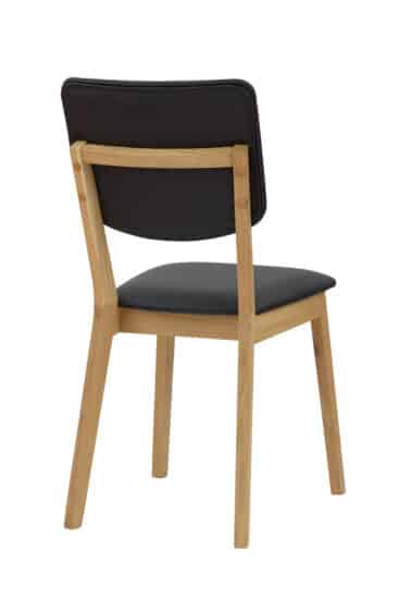 Představujeme Vám  jídelní židli Tallin polstrovanou černou koženkou v provedení olej s voskem.