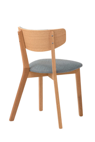 Představujeme vám naši novou elegantní jídelní židle z dubu, která přinese pohodlí a styl do vaší jídelny, kavárny nebo restaurace.
