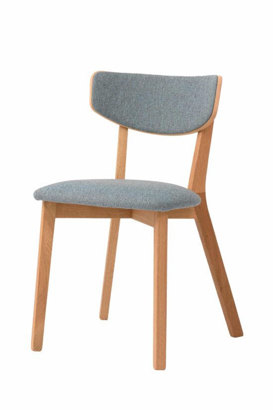 Jídelní židle Rico ve světle modrém provedení je ideálním spojením moderního designu a funkčnosti. Světle modré čalounění v kombinaci s masivním dubovým dřevem ošetřeným olejem vytváří harmonický celek, který působí elegantně a vzdušně.