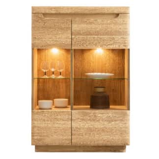 Dubová vitrína Dallas 2 - dokonalý kousek nábytku, který zaujme svým elegantním designem a prvotřídní kvalitou.