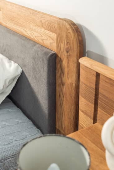 Dřevěná postel Elza je přesně tím, co potřebujete pro dokonalý odpočinek a regeneraci po náročném dni.