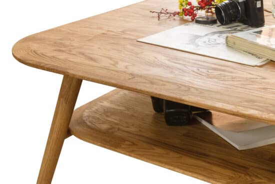 Dubový konferenční stolek Skandi s poličkou vám přináší sofistikovaný vzhled a pocit, se kterým se budete chtít pochlubit.