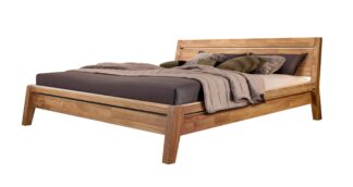 Masivní postel Bridget je vyrobená z nejkvalitnějšího dubového dřeva, dodá vaší ložnici neopakovatelný a luxusní charakter.