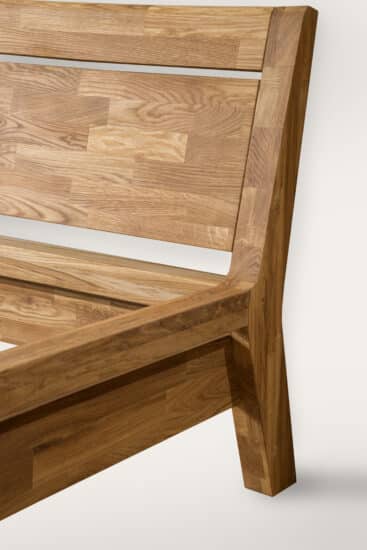 Masivní postel Bridget je vyrobená z nejkvalitnějšího dubového dřeva, dodá vaší ložnici neopakovatelný a luxusní charakter.