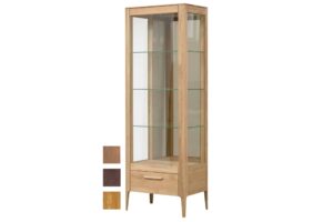 Dubová vitrína je dokonalým spojením skandinávského designu a kvalitního zpracování. Představte si, jak tato vitrína oživí váš obývací pokoj nebo jiný prostor svým luxusním minimalistickým designem.
