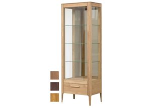 Dubová vitrína je dokonalým spojením skandinávského designu a kvalitního zpracování. Představte si, jak tato vitrína oživí váš obývací pokoj nebo jiný prostor svým luxusním minimalistickým designem.