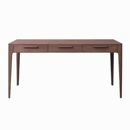Dubový pracovní stůl Atlanta - výraz skandinávské krásy a minimalistické elegance. Je to skvělá investice do kvality, která vydrží roky.