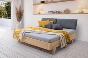 Masivní postel Diana je vyrobena z dubu, který je ošetřen kvalitním olejem. Látkové čelo je vyrobeno z odolné látky, díky kterému se můžete opřít například při čtení.