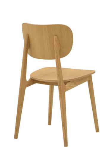Jídelní dubová židle Verde není jen obyčejným kusem nábytku; je to prostředník mezi komfortem a stylem, mezi funkčností a designem. 