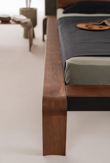 Designová postel Konstanz v olejovaném provedení tmavý ořech je pravou perlou, která přinese do vaší ložnice nejen neopakovatelný estetický zážitek, ale i bezprecedentní komfort.
