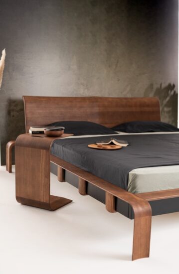 Designová postel Konstanz v olejovaném provedení tmavý ořech je pravou perlou, která přinese do vaší ložnice nejen neopakovatelný estetický zážitek, ale i bezprecedentní komfort.