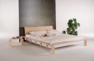 Designová postel Konstanz je spojením vysoce kvalitního materiálu a luxusního designu a činí  ideální volbu pro ty, kteří hledají praktičnost a eleganci pro svůj domov.