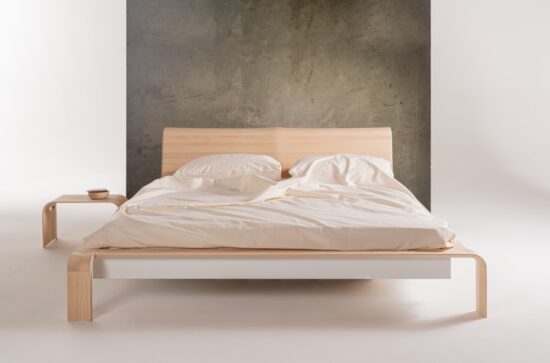 Designová postel Konstanz je spojením vysoce kvalitního materiálu a luxusního designu a činí  ideální volbu pro ty, kteří hledají praktičnost a eleganci pro svůj domov.