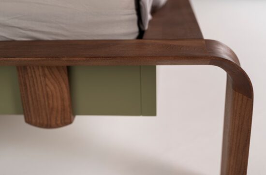 Designová postel Konstanz 180x200 je skvělým příkladem luxusního moderního designu, který dokáže proměnit každou ložnici v útulné a elegantní místo pro odpočinek.