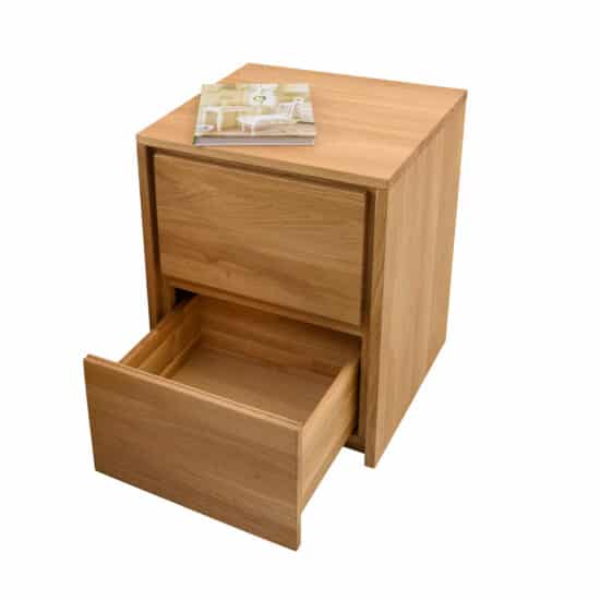 Dřevěný noční stolek Rimini je dokonalou kombinaci elegance, kvality a praktičnosti, která se stane nezbytným doplňkem Vaší ložnice.