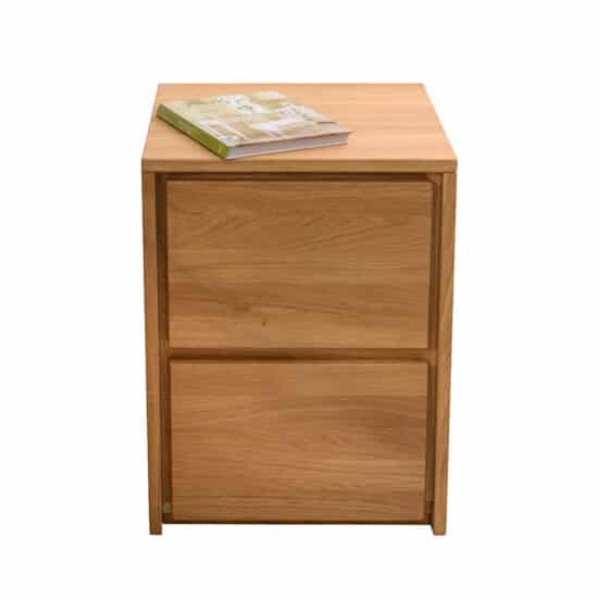 Dřevěný noční stolek Rimini je dokonalou kombinaci elegance, kvality a praktičnosti, která se stane nezbytným doplňkem Vaší ložnice.