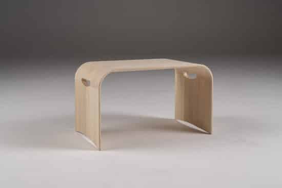 Designový noční stolek Konstanz ze světlého jasanu je dokonalou kombinaci stylu, kvality a funkčnosti. Je nejen krásným doplňkem, ale i praktickým kouskem nábytku, který přinese do vaší ložnice pocit luxusu.