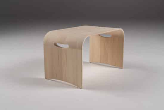 Designový noční stolek Konstanz ze světlého jasanu je dokonalou kombinaci stylu, kvality a funkčnosti. Je nejen krásným doplňkem, ale i praktickým kouskem nábytku, který přinese do vaší ložnice pocit luxusu.