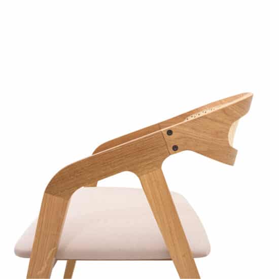 Židle s područkami Freja -skvělá kombinace robustního dubového dřeva a provanského designu, který přidává každému prostoru nádech elegance a tradice.