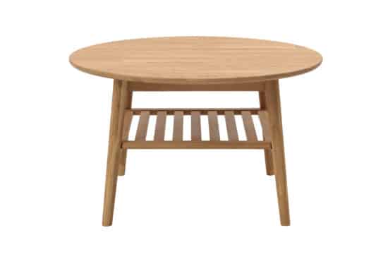 Konferenční stolek z masivu dubu Futura je dokonalým spojením elegance a funkčnosti, které promění každý obývací pokoj v prostor plný tepla a pohody.