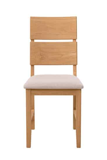 Jídelní židle béžová, vyrobená z pečlivě vybraného masivního dubového dřeva, není jen obyčejným kusem nábytku, ale klíčem k elegantnímu a pohodlnému stolování.
