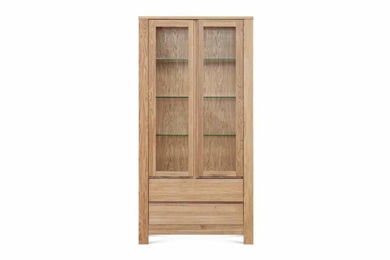 Prosklená vitrína Aura je exkluzivní kus nábytku vyroben z nejkvalitnějšího masivního dubového dřeva, které je nejen krásné na pohled, ale také extrémně odolné.