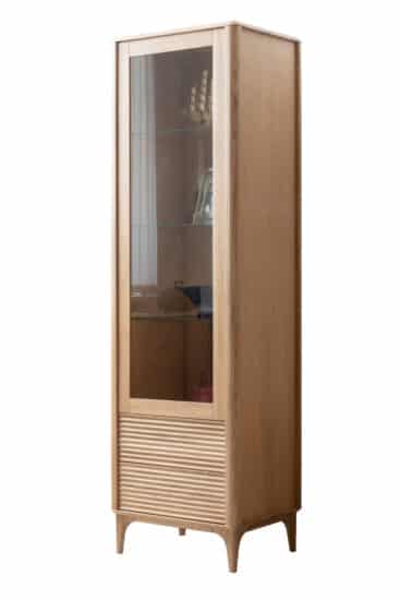 Přineste do svého prostoru dotek elegance a sofistikovanosti s touto skleněnou vitrínou Stockholm 1. Užijte si krásu a praktičnost, které přináší tento jedinečný design.