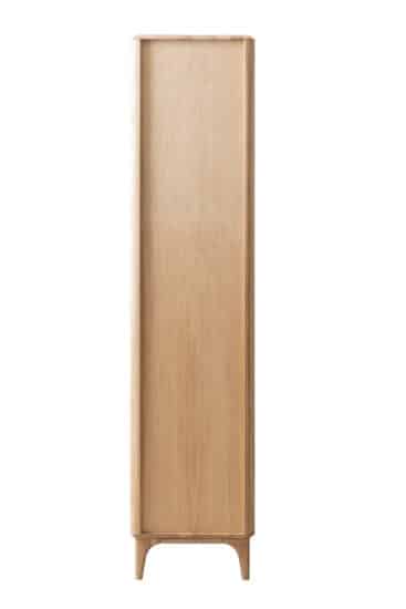 Přineste do svého prostoru dotek elegance a sofistikovanosti s touto skleněnou vitrínou Stockholm 1. Užijte si krásu a praktičnost, které přináší tento jedinečný design.