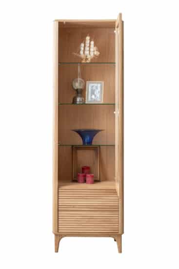 Přineste do svého prostoru dotek elegance a sofistikovanosti s touto skleněnou vitrínou Stockholm 1. Užijte si krásu a praktičnost, které přináší tento jedinečný design.
