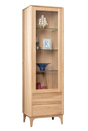 Přineste do svého prostoru dotek elegance a sofistikovanosti s touto skleněnou vitrínou Stockholm 1. Užijte si krásu a praktičnost, které přináší tento jedinečný design.