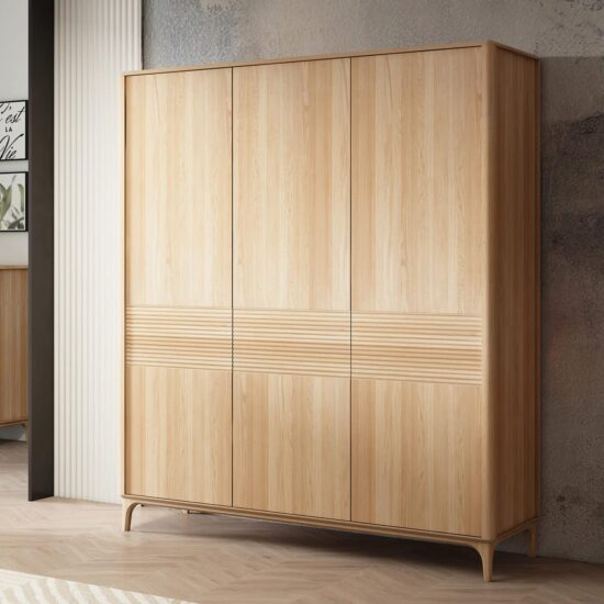 Dubová masivní skříň do ložnice Stockholm 2 přináší do interiéru nadčasovou eleganci a přírodní vzhled, který snadno ladí s různými styly. Investujte do kvality, která se Vám vyplatí!